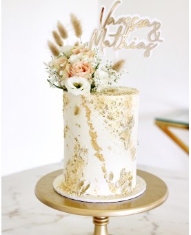 Gâteau De Mariage Avec La Décoration Comestible Illuminée Par La
